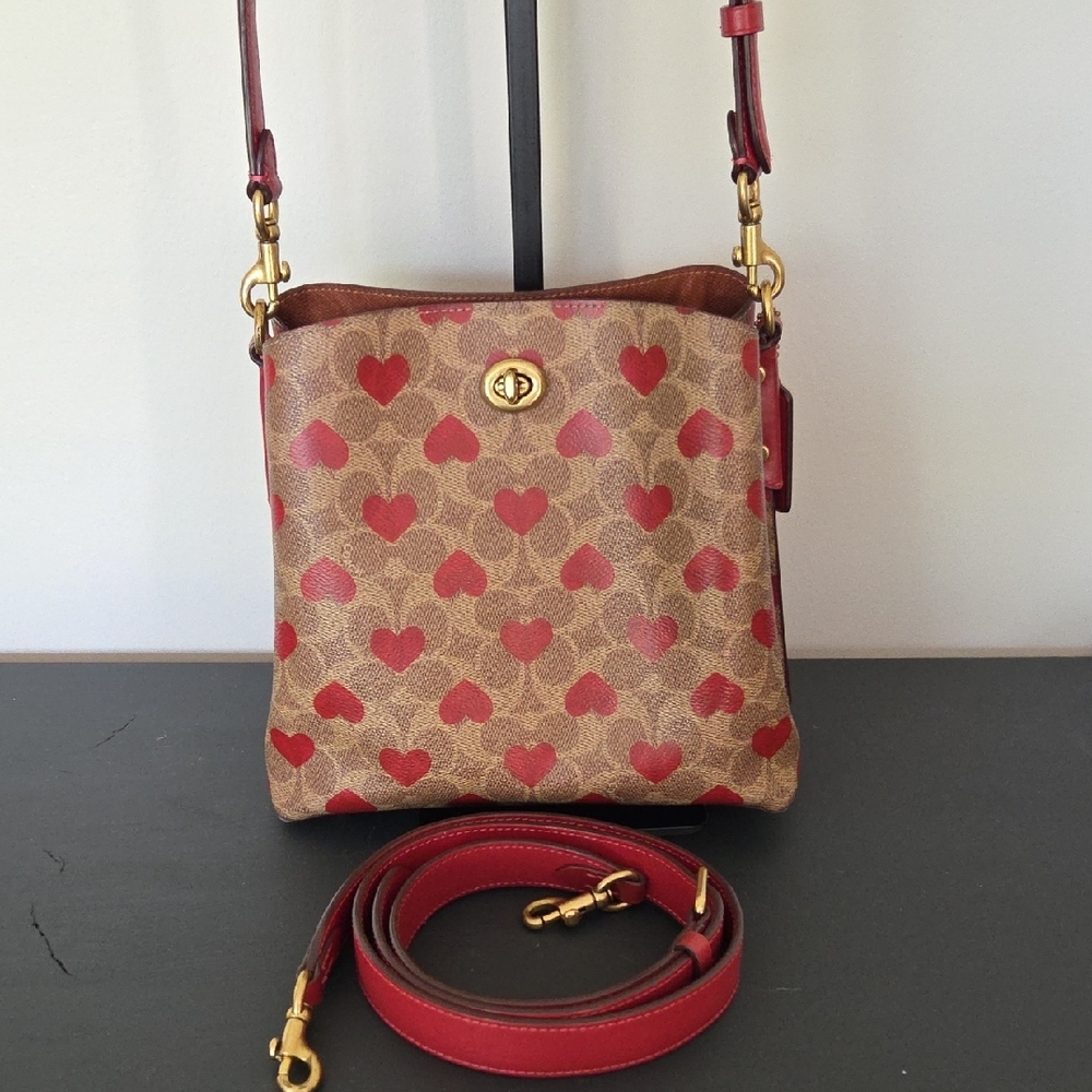 Willow Bucket Bag In Signature Canvas With Heart Print

C8389